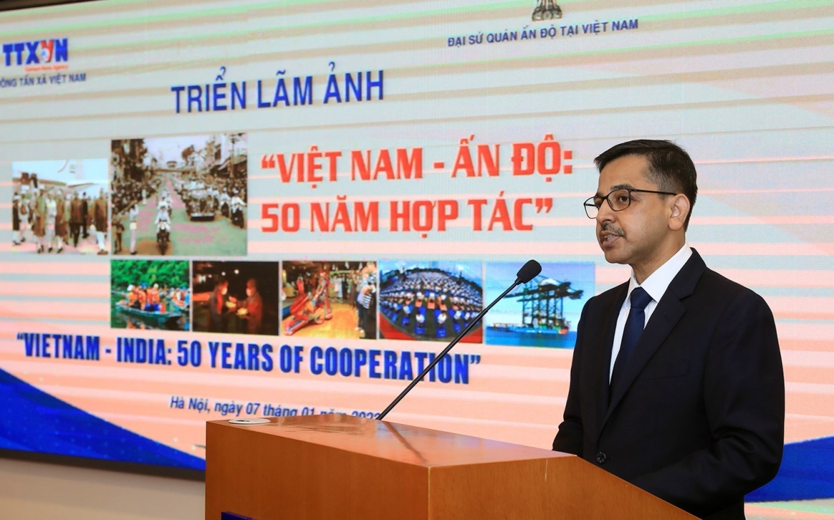 Indian Ambassador to Vietnam Pranay Verma delivers a speech at the exhibition.