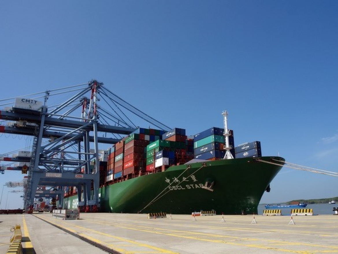 Handling containers at Cai Mep International Terminal in Ba Ria - Vung Tau province. (Photo: VNA)