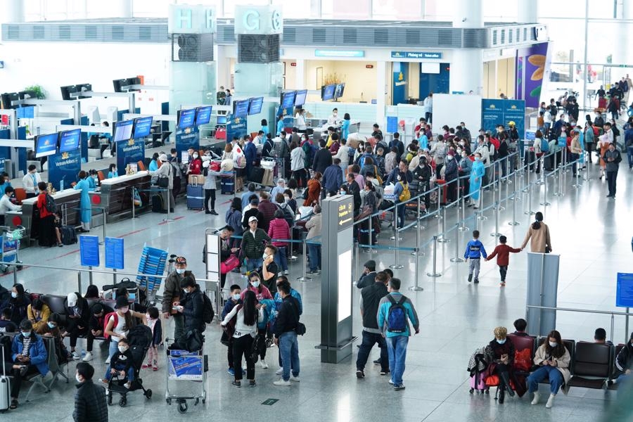 CAAV proposed limiting combo flights to reduce congestion occurring at COVID-19 testing areas at Noi Bai and Tan Son Nhat International Airports (Photo: kinhtedothi.vn)