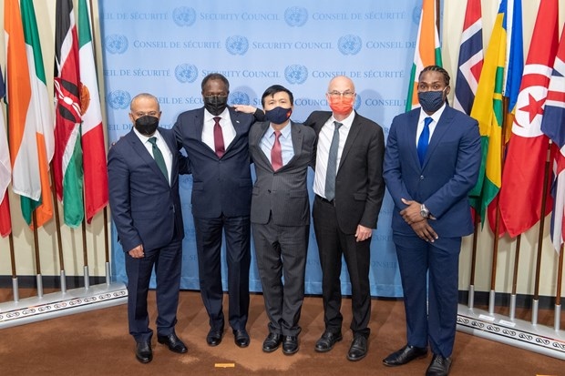Permanent representative of Vietnam to the UN Ambassador Dang Dinh Quy (centre) and representatives of Estonia, Niger, Saint Vincents &amp; the Grenadines and Tunisia at the ceremony mark the end of the term of five non-permanent members of the UNSC for 2020-2021. (Photo: VNA)