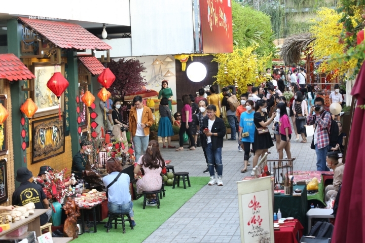 The street of calligraphers opens at the Youth Cultural House on Pham Ngoc Thach Street in District 1, becoming a familiar venue for local people to ask for Nom scripts every Tet.