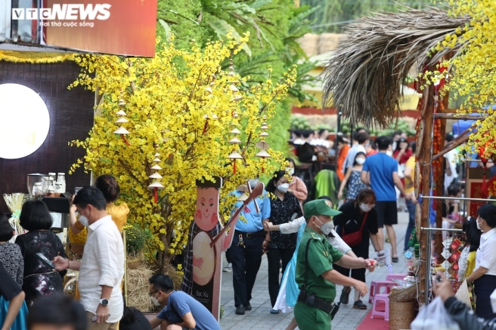 The calligraphy street is certainly an eye-catching site with its vibrant yellow apricot blossoms decorated at dozens of stalls.