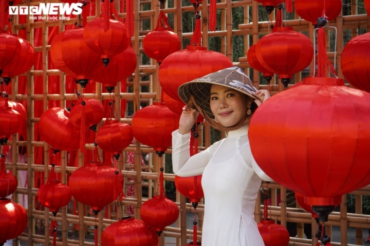 The street offers guests a beautiful background in which to take photos to keep as special memories for Tet this year.