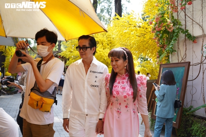 Many women choose to wear an Ao Dai, a traditional long dress, posing for photographs, and enjoying the festive atmosphere ahead of the Lunar New Year holiday.
