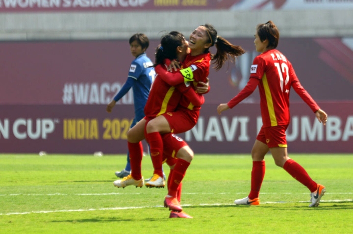 Vietnamese girls (in red jersey) easily overwhelm their Thai opponents 2-0 in a play-off match for World Cup finals to co-hosted by Australia and New Zealand.