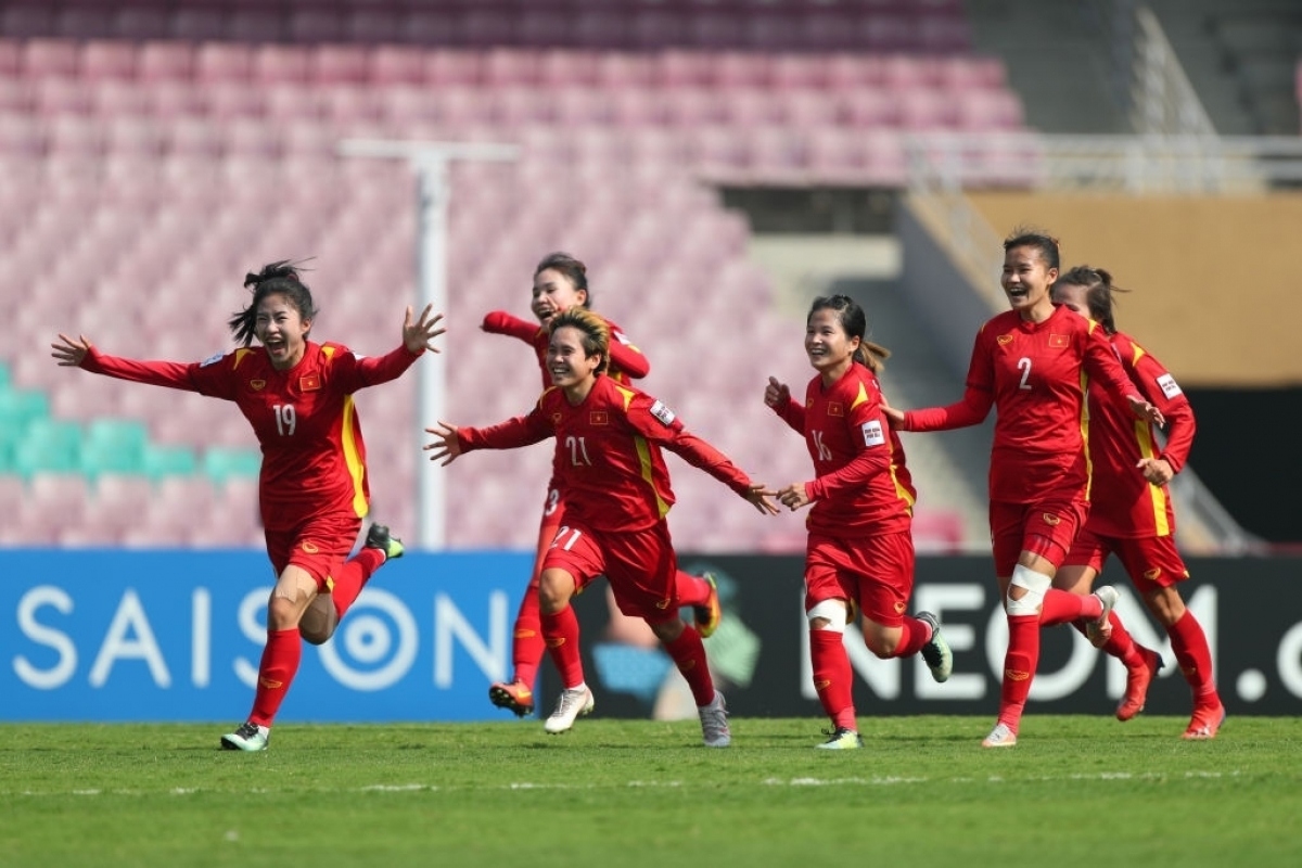 Vietnamese girls burst with joy after outplaying Taipei (China) 2-1 in a playoff match, helping them qualify for the World Cup for the first time. (Photo: Getty).