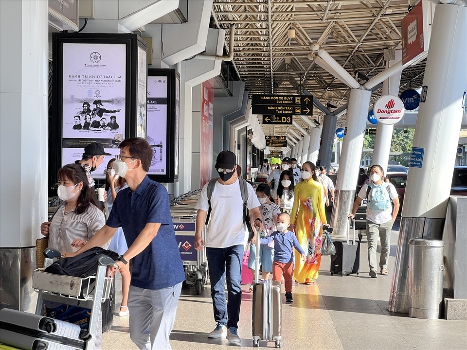 Tan Son Nhat International Airport starts to get crowded from the early morning as passengers flock to the airport in order to prepare for their flights either going travelling or returning to their hometowns.