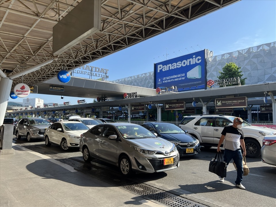 The airport is left packed full of vehicles, although there’s no congestion and traffic safety is ensured throughout Tet.
