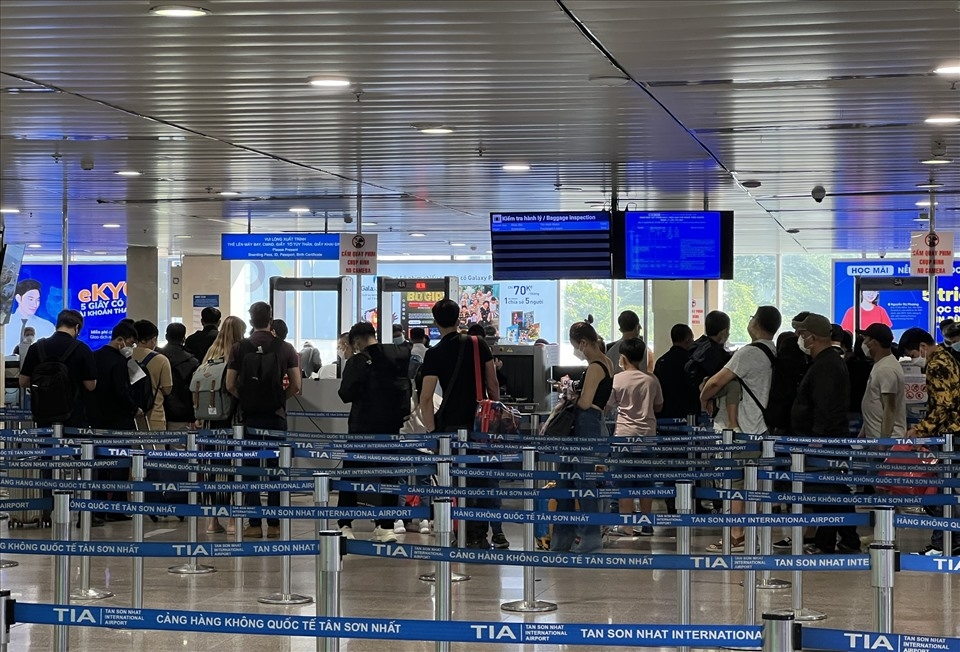 Lots of passengers queue for in order to check-in.