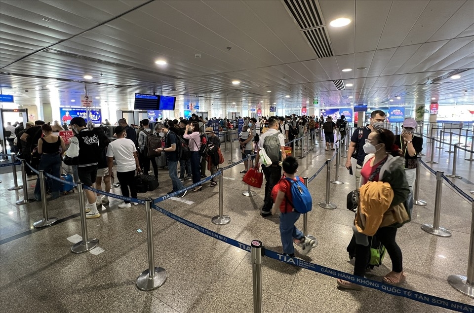 Passengers move both orderly and quickly whilst waiting at the airport.