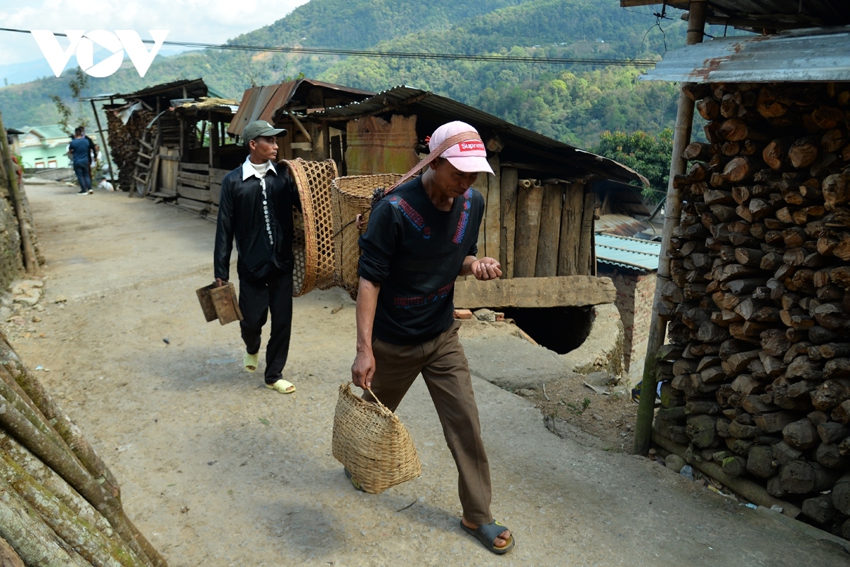 Local people start arriving early in the morning to prepare offerings.