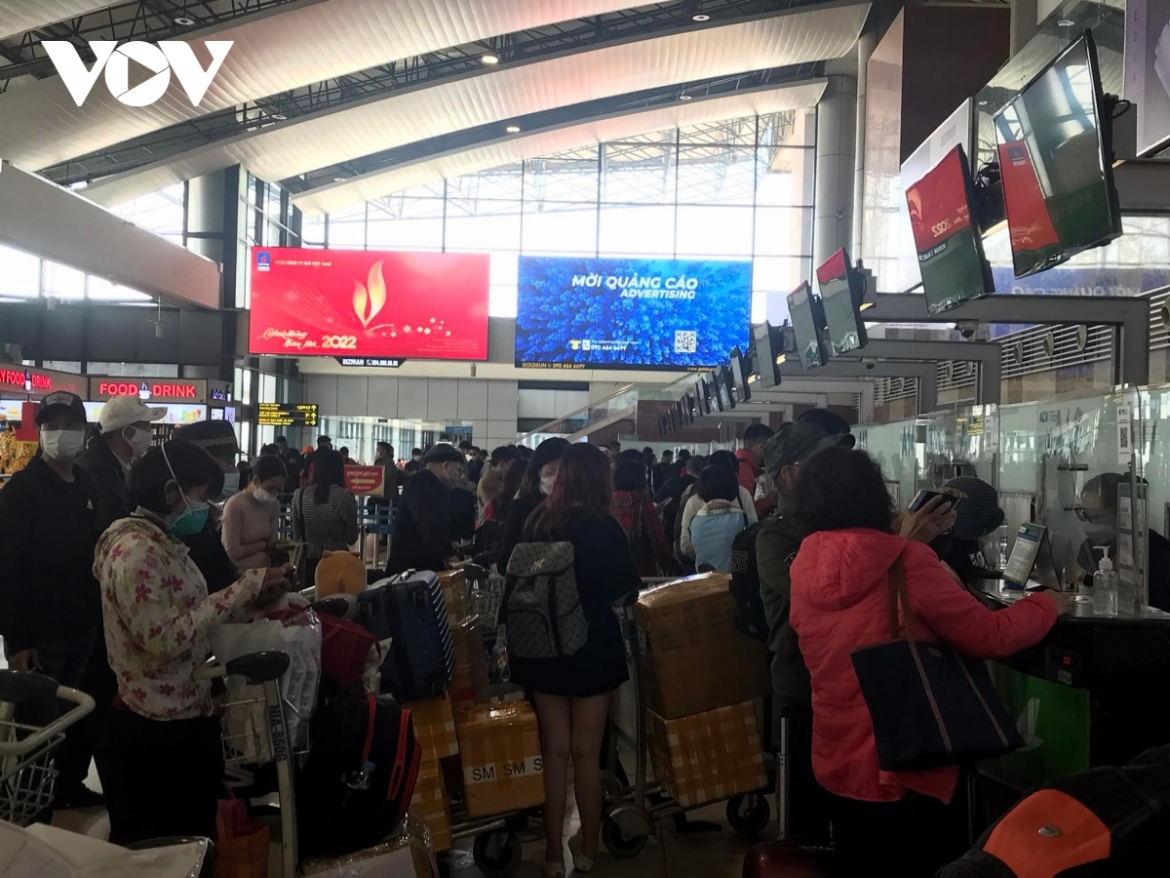 Passengers conduct check-in procedures at Noi Bai International Airport