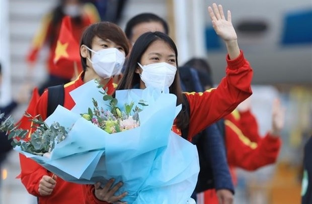 Vietnamese female footballers arrive at the airport.