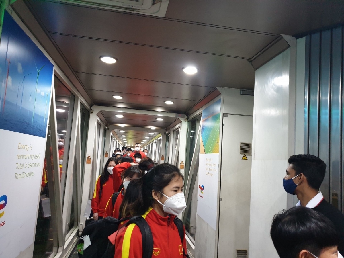 The team left Mumbai (India) at 4 a.m. on February 10 and arrived in Hanoi at 9:45 a.m. on the same day. They had concluded a 60-day long journey which ended up earning a World Cup place for the first time in history.