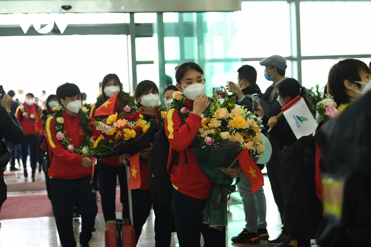 Spectators line in front of the Arrival gate to welcome coach Chung and his students.