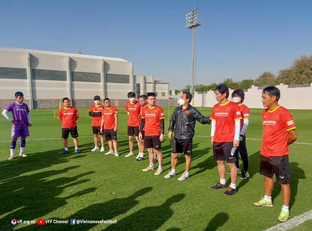 At the training camp, interim coach Lee Young-jin, who will take charge of the U23 side at the Dubai Cup 2022, an international friendly tournament held in the UAE, introduces Gong Oh-kyun to the team.