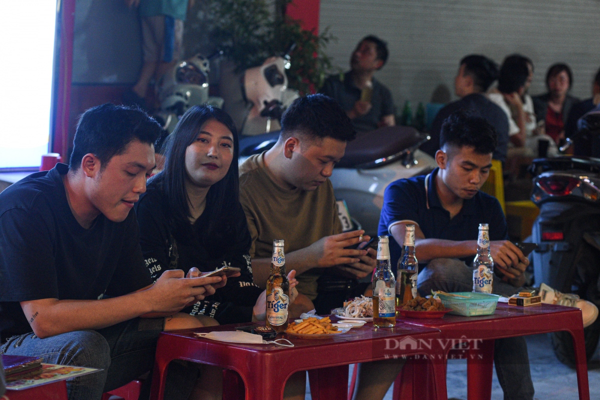 The high vaccination rate and the mildness of new infections are giving people greater confidence to resume normal socio-economic activities.