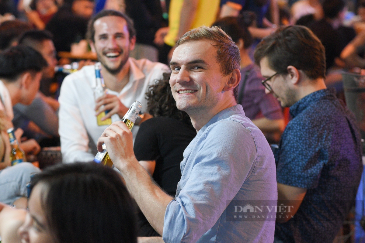 A group of foreigners enjoys the nightlife of the capital.
