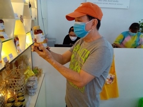 A customer chooses honey at an HCM City Honey Bee Joint Stock Company (Behonex) store in Phu Nhuan district. (Photo: courtesy of Behoney)
