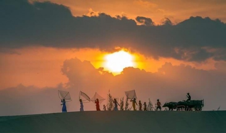 Cham young women on Nam Cuong sand dune (Photo: VOV)