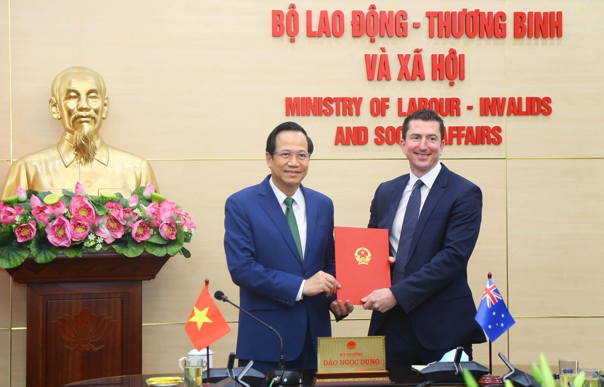 Representatives from Vietnam's Ministry of Labour, Invalids and Social Affairs and the Australian Department of Foreign Affairs and Trade at the signing ceremony (Photo: VNA)