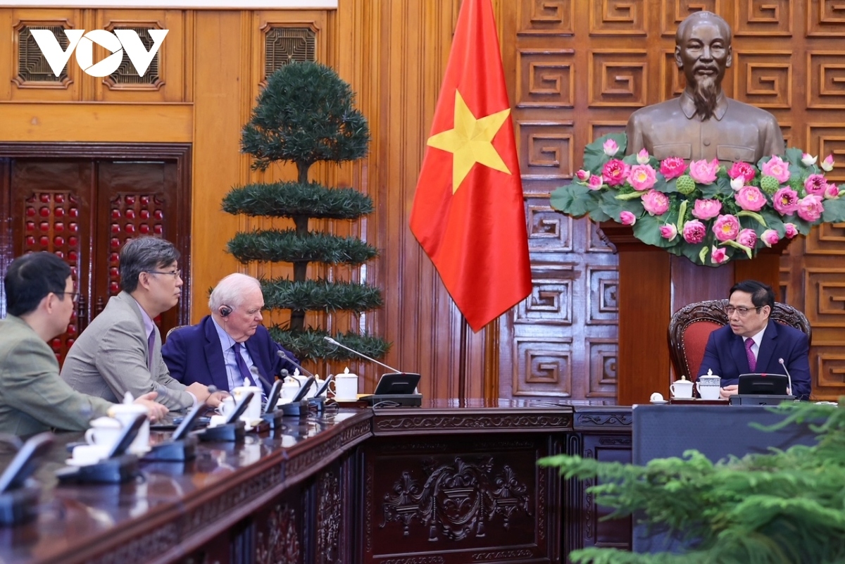 PM Pham Minh Chinh (R) voices his support for Harvard University and Fulbright University in running development programs in Vietnam.
