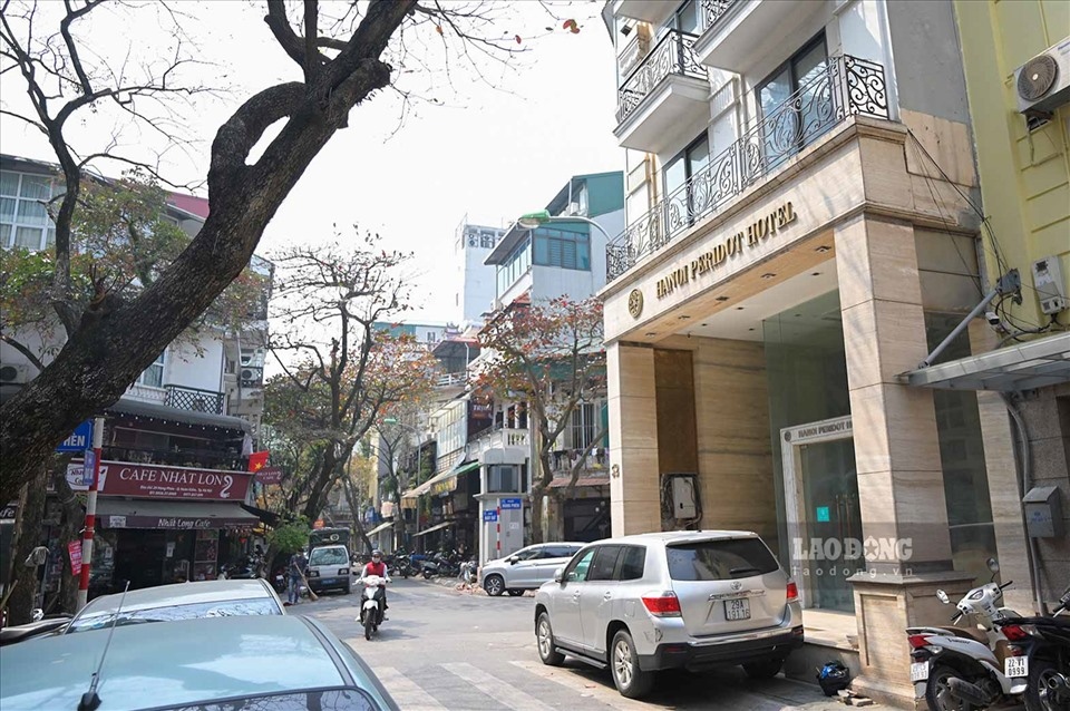 The COVID-19 pandemic has not only impacted the health of local people, but also brought most of business activities to a grinding halt. A large number of hotels in Hanoi’s Old Quarter have since ceased operation.