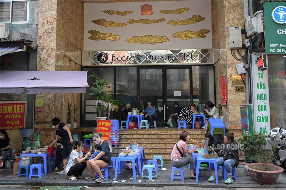 The pavements in front of some hotels which have ceased operation are used for food outlets or parking areas.