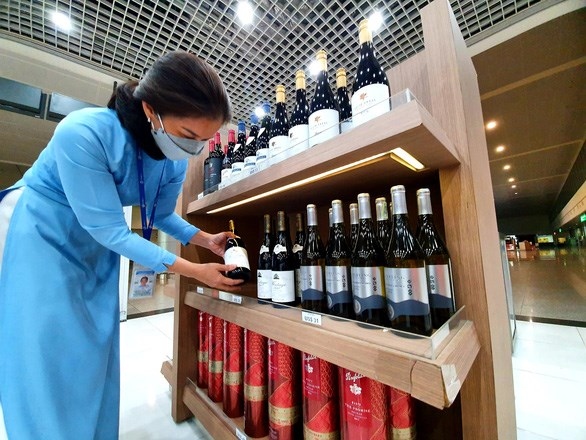 A staff arranges goods at a duty free store at the Tan Son Nhat airport as it prepares to welcome international tourists. (Photo tuoitre.vn)