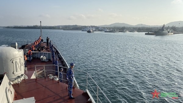 Vietnam's Frigate 016 - Quang Trung prepares to dock at Cam Ranh military port in the central coastal province of Khanh Hoa. (Photo: qdnd.vn)