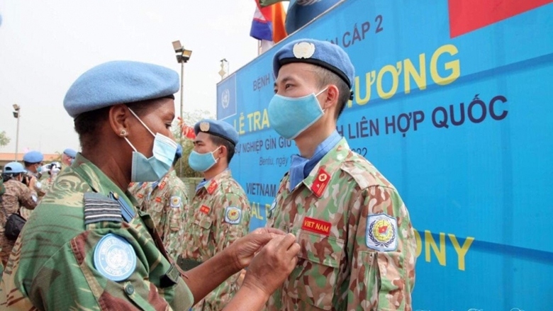 A UN representative presents the UN Peacekeeping medal to Vietnamese peacekeepers in South Sudan (Photo: dangcongsan.vn)