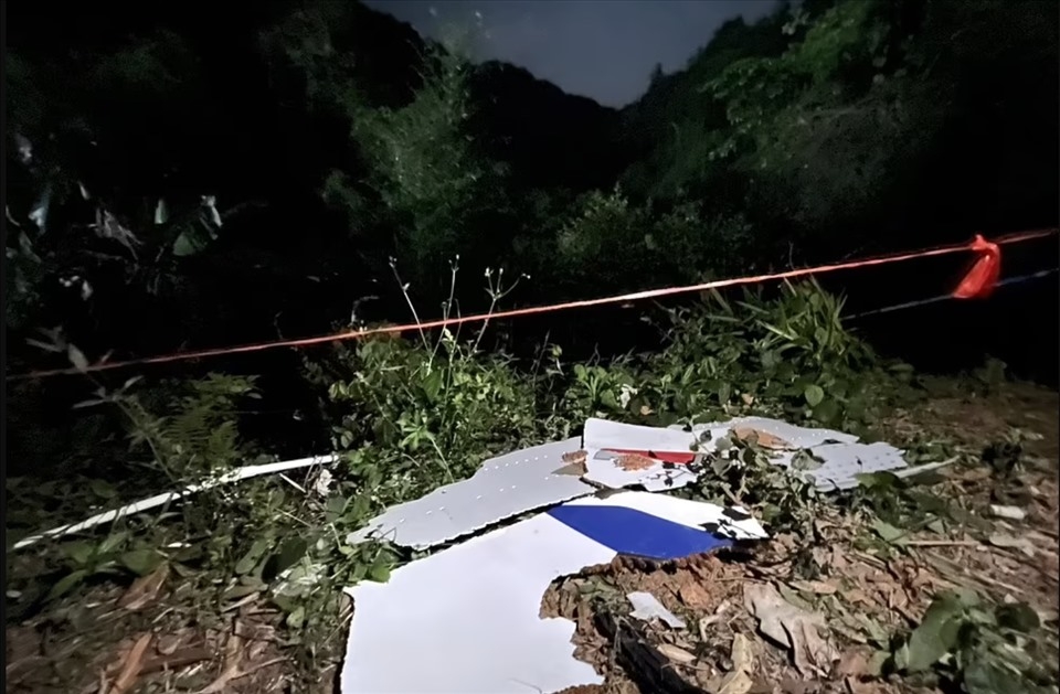 The scattered wreakage of the plane found at the site of the crash. (Photo: Xinhua)