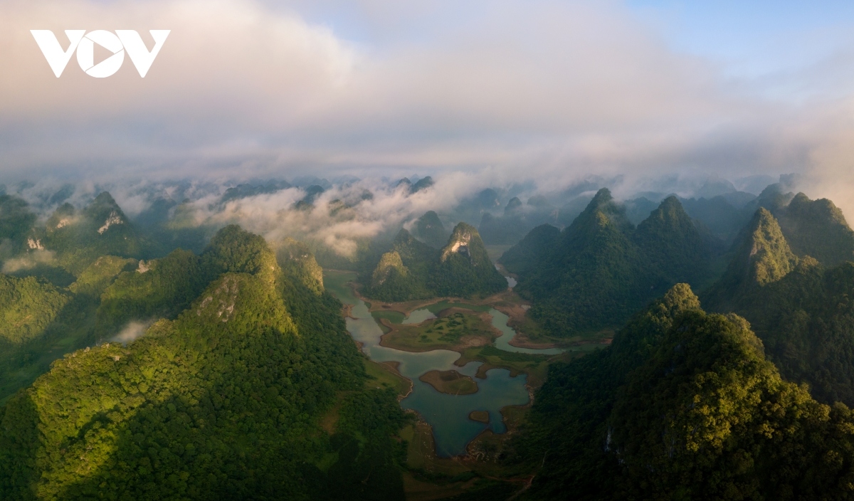 The mountain can be found in the heart of the valley between the Thang Hen Lake complex comprised of 36 interconnected lakes, some of which are dry and some of which are full.