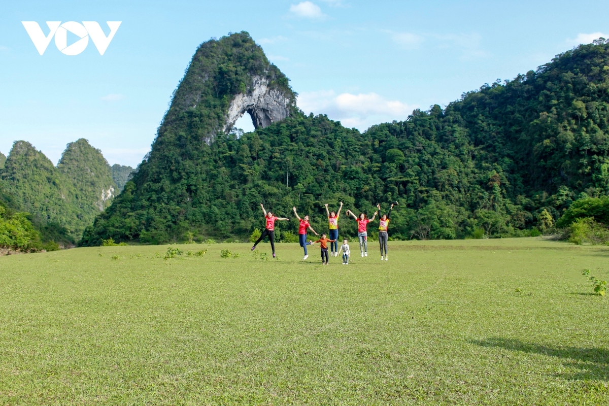 The site attracts plenty of tourists due to its green grass which appears just like velvet.