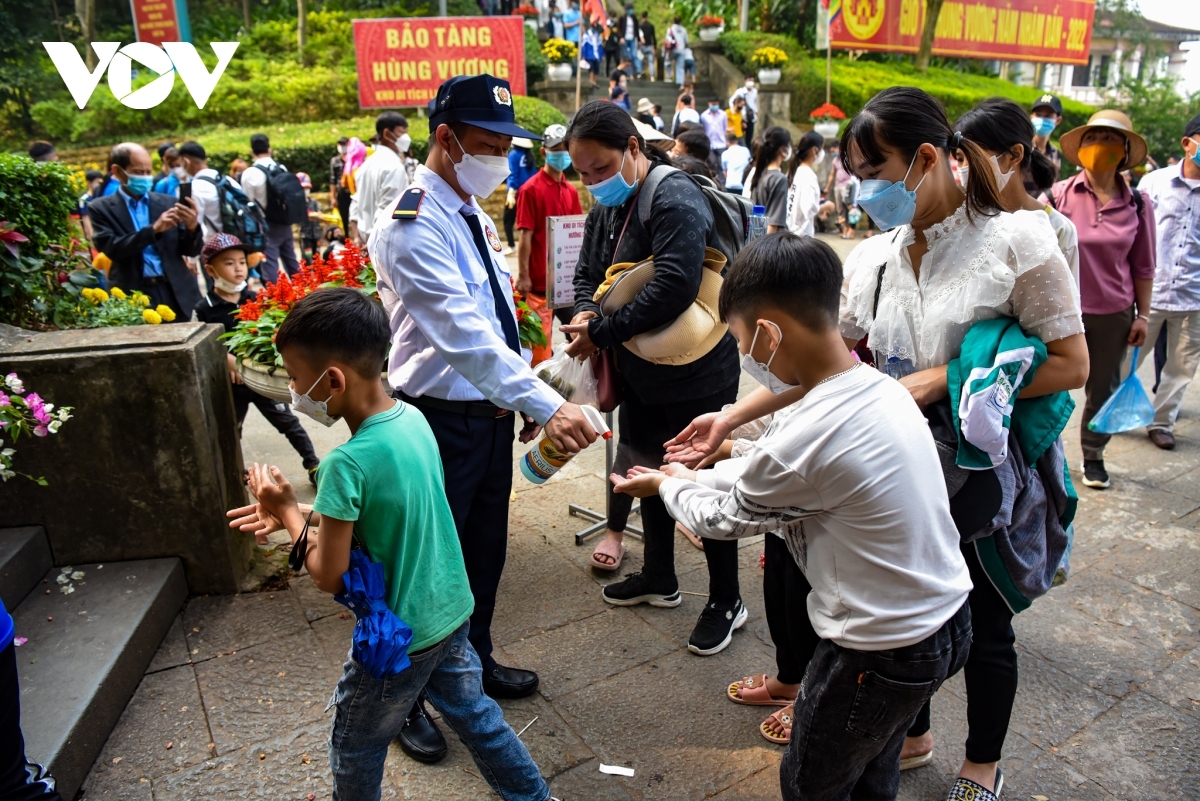 Functional forces are arranged at various locations in order to remind people to don face masks and to ensure order.