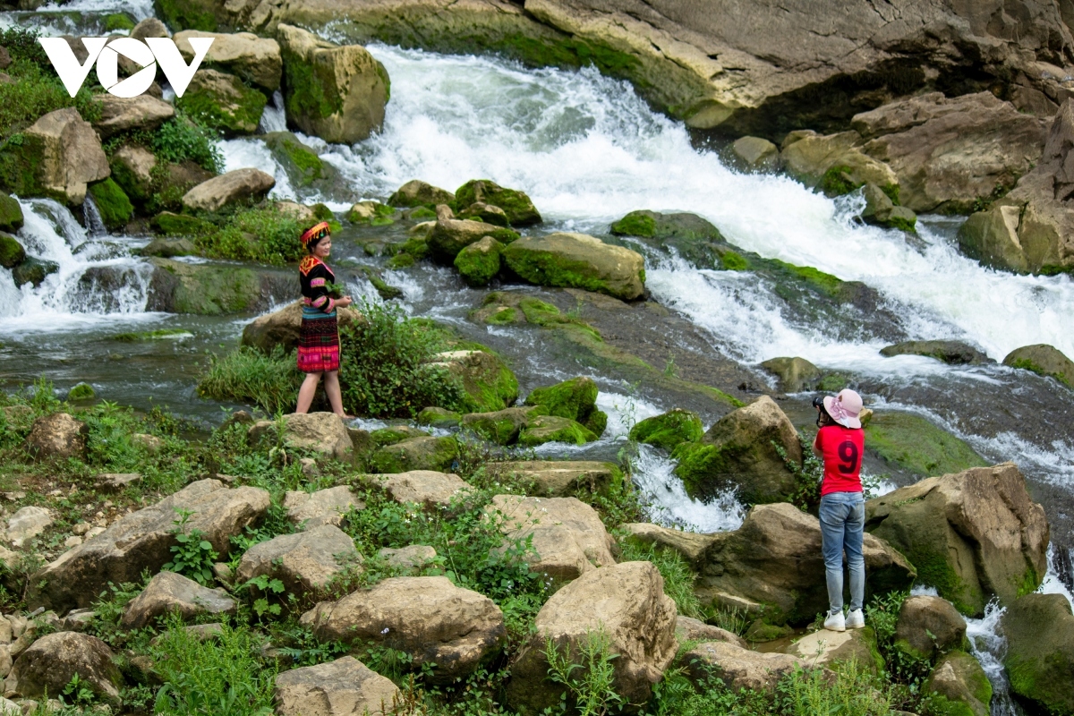 Visitors can pose for photos at Nam Cha Waterfall.