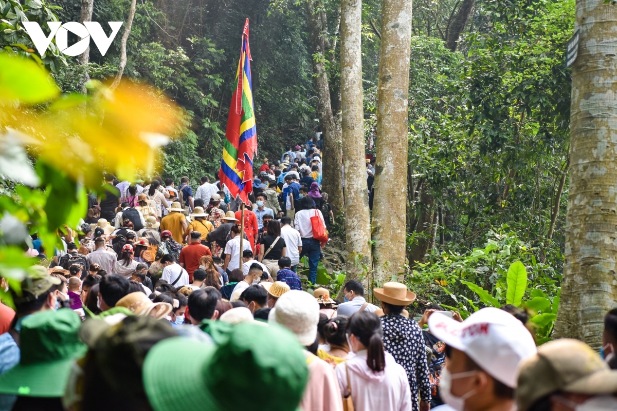 Although the road leading towards the Hung Kings Temple is crowded, guests remain on their best behavior.