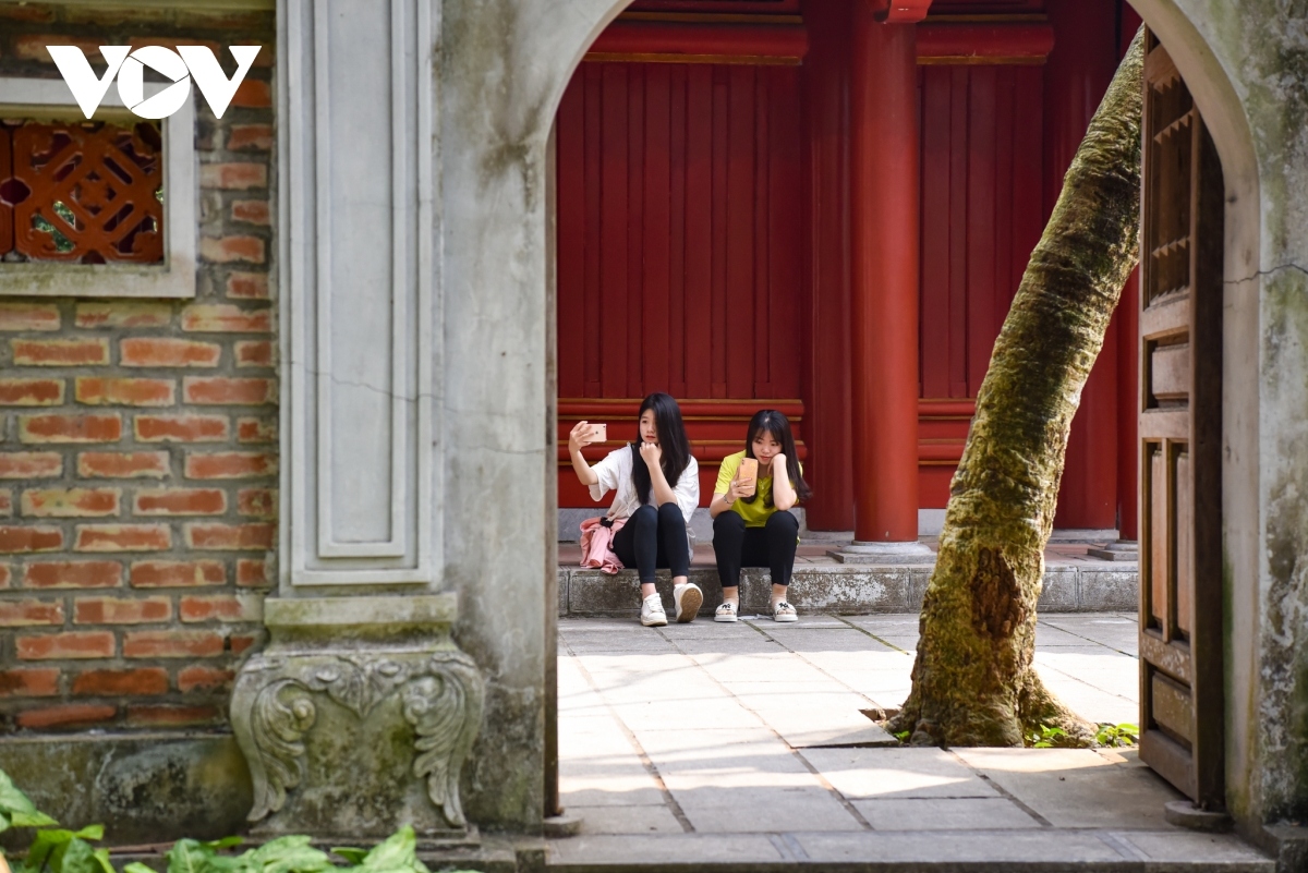 Some young tourists manage to snap some beautiful check-in photos