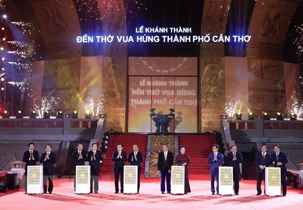 State President Nguyen Xuan Phuc and other official inaugurate Hung Kings Temple in Can Tho. (Photo: VNA)