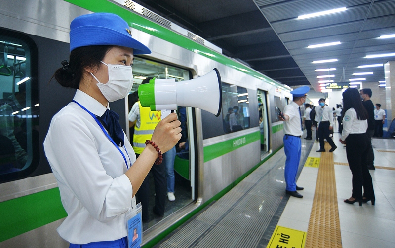 A synchronous and modern card ticket system has been applied in Cat Linh - Ha Dong elevated railway line
(Photo: hanoimoi.com.vn)