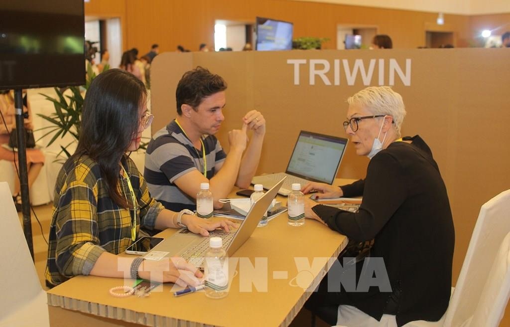 A representative of a local manufacturer discusses cooperation opportunities with international buyers at the Vietnam Furniture Matching Week 2022, which kicked off in HCM City on April 13 – PHOTO: VNA