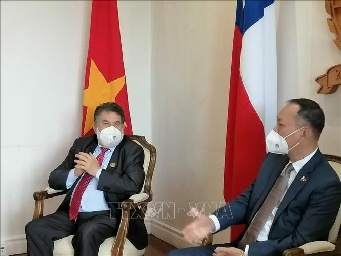 Los Rios Governor Luis Cuvertino receives Vietnamese Ambassador to Chile Pham Truong Giang (Photo: VNA)