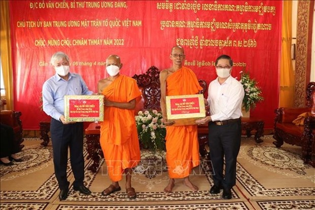 President of the Vietnam Fatherland Front Central Committee Do Van Chien (L) presents gifts to dignitaries of Pothisomron pagoda (Photo: VNA)