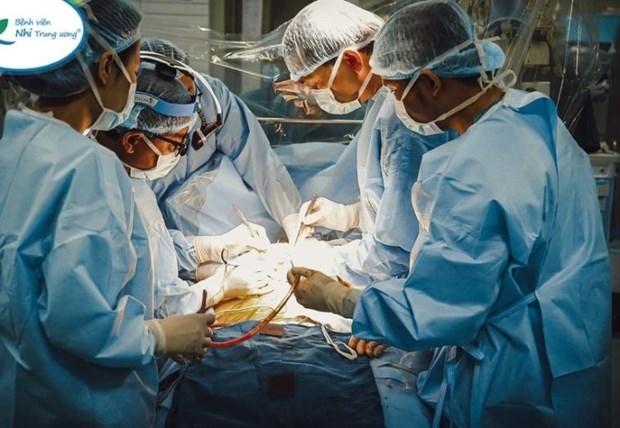 President Nguyen Xuan Phuc praises the hospital for successful liver transplantation for 9-month-old child (Photo: The Vietnam National Children’s Hospital )