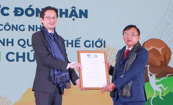 Le Huyen, vice chairman of the Ninh Thuan Provincial People's Committee, recevies a certificate recognising Nui Chua as a world biosphere reserve from UNESCO. (Photo: Tuoi Tre)