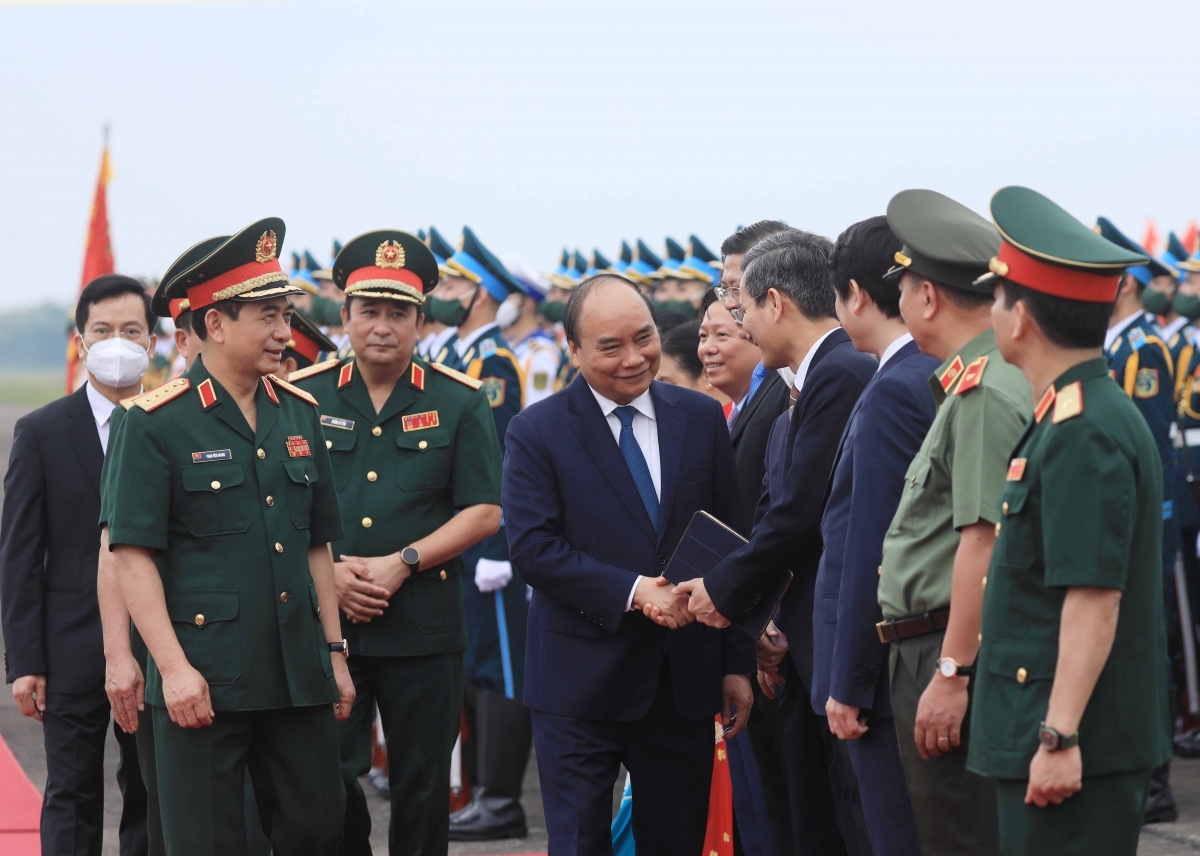 President Nguyen Xuan Phuc, Chairman of the National Defence and Security Council is present at the airport to see off Vietnamese officers on duty at the UN.