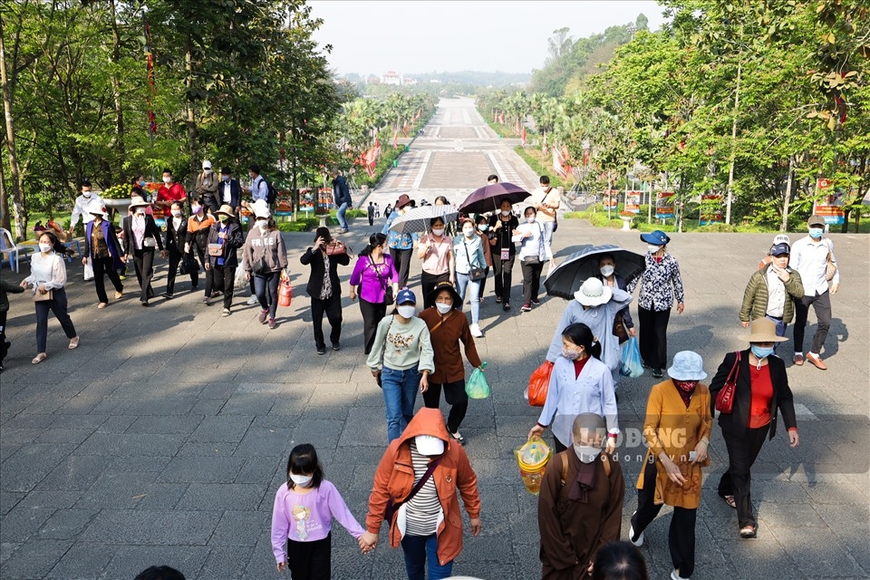 A large number of tourists pay a visit to the relic site in Phu Tho province ahead of the annual Hung Kings Temple Festival.