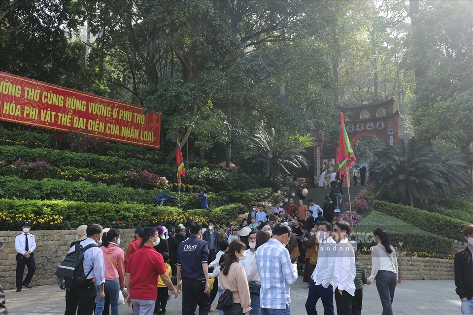 Guests offer incense at Tan Linh mountain as they pay tribute to the Hung Kings.