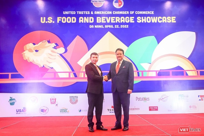 Ho Ky Minh, vice chairman of Da Nang municipal People’s Committee, with US Ambassador to Vietnam Marc Knapper (L-R) at the event (Photo: VietTimes)