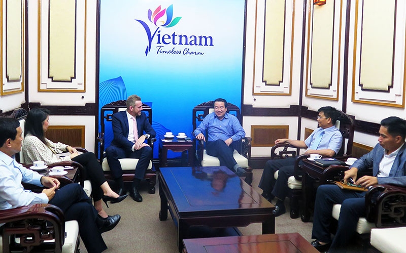 Ha Van Sieu, vice chairman of the Vietnam National Administration of Tourism (R) receives Andrew White, head of global growth and international ad sales at Discovery Inc., in Hanoi on May 10. (Photo: VNAT)